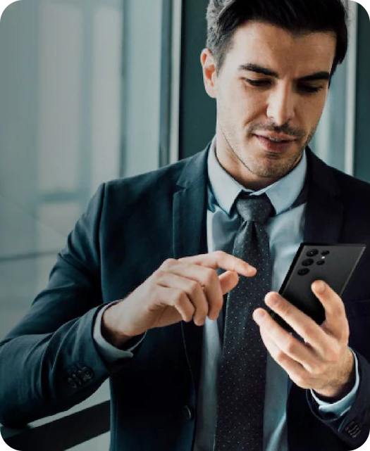 homme en costume au téléphone