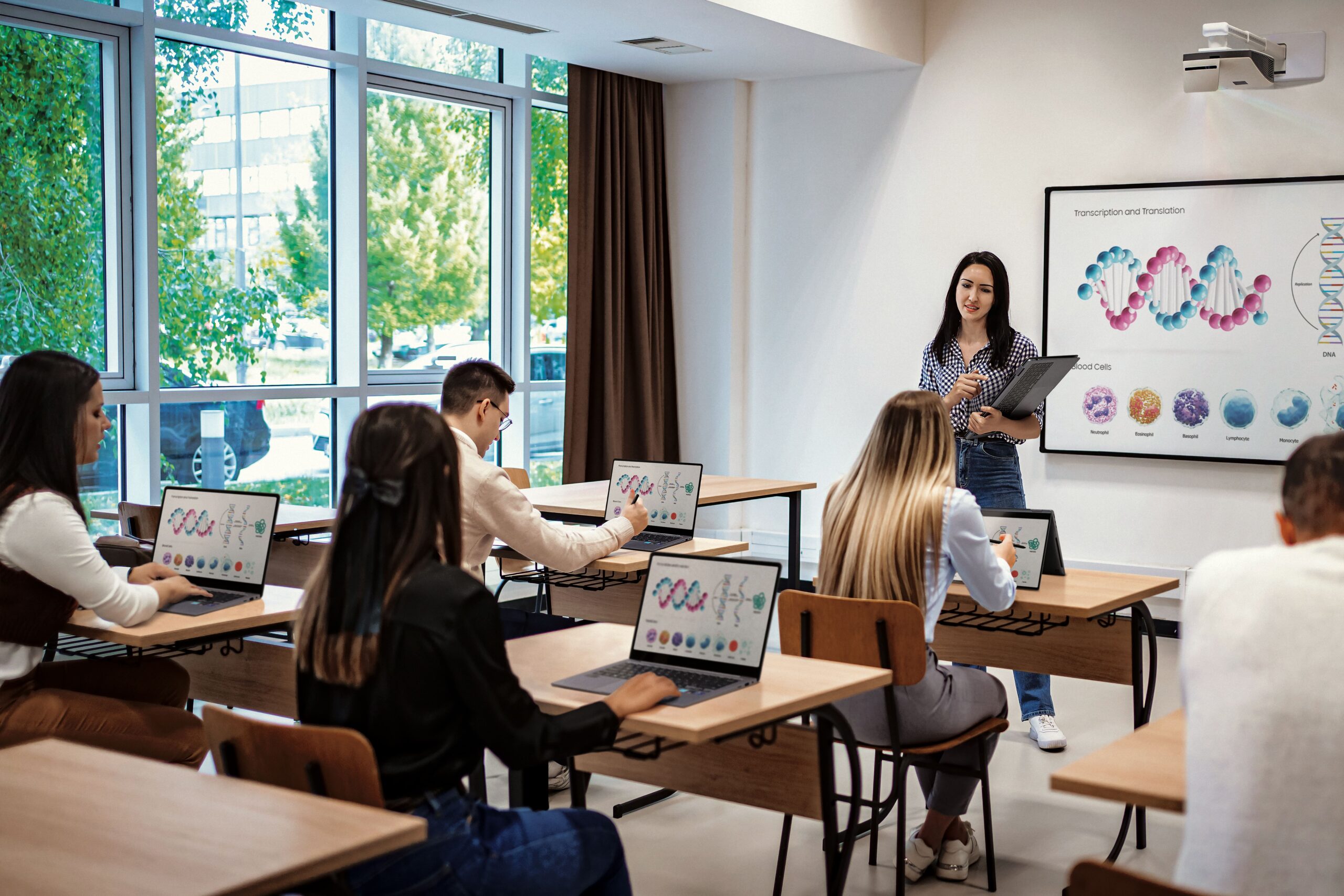 Enseignant devant tableau Samsung